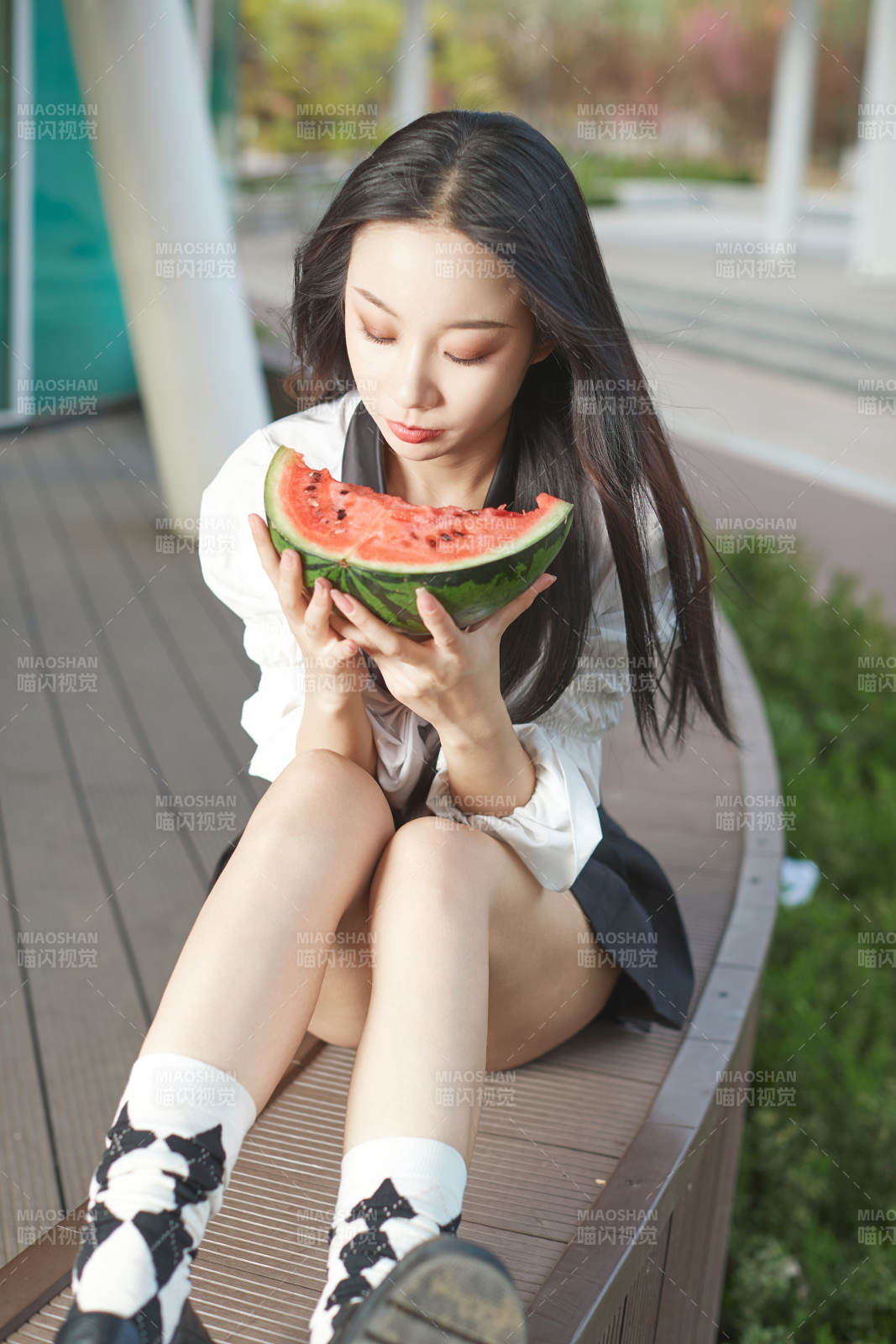 初夏户外公园吃西瓜的可爱少女图片