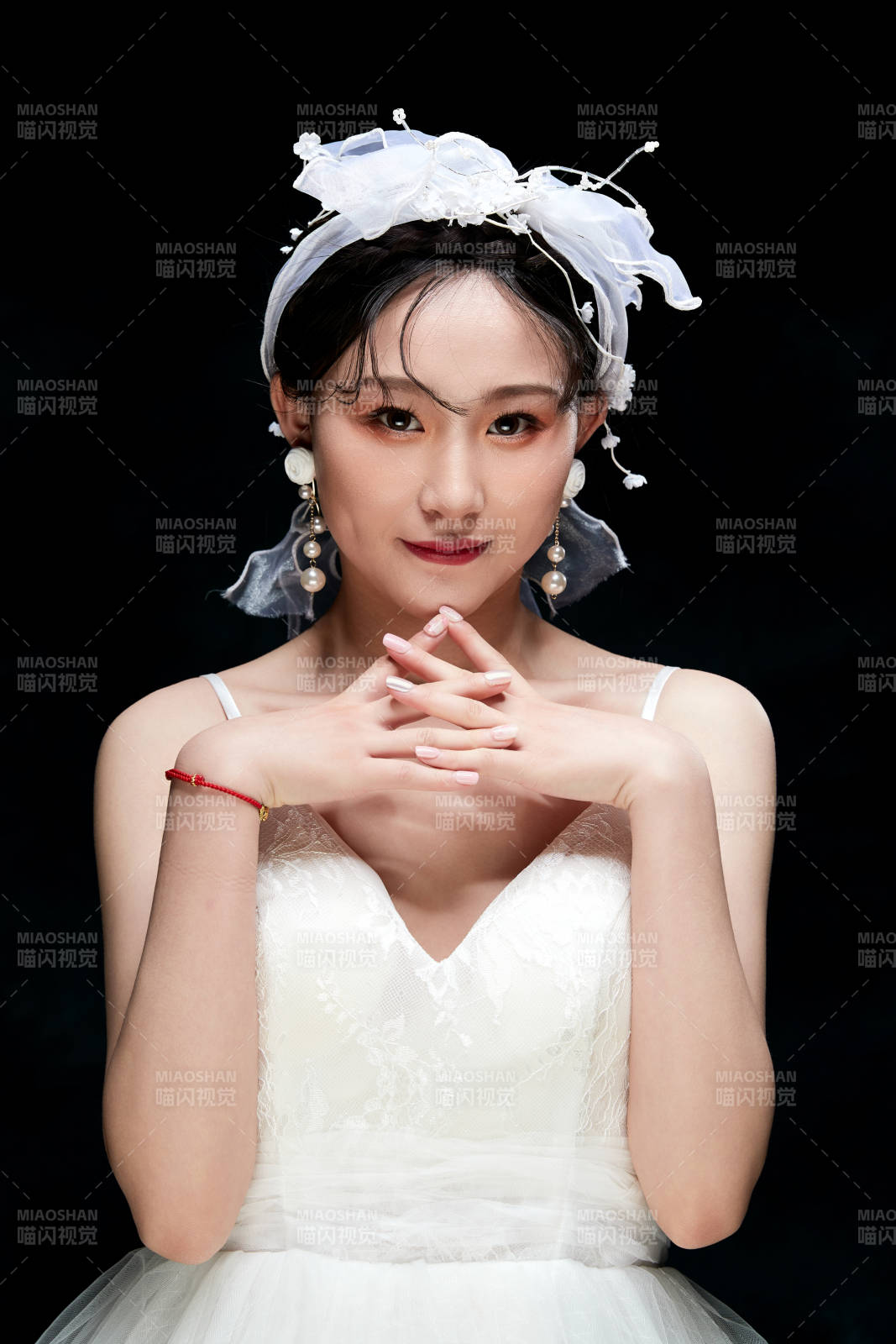 黑色背景下的女性复古婚纱妆面图片