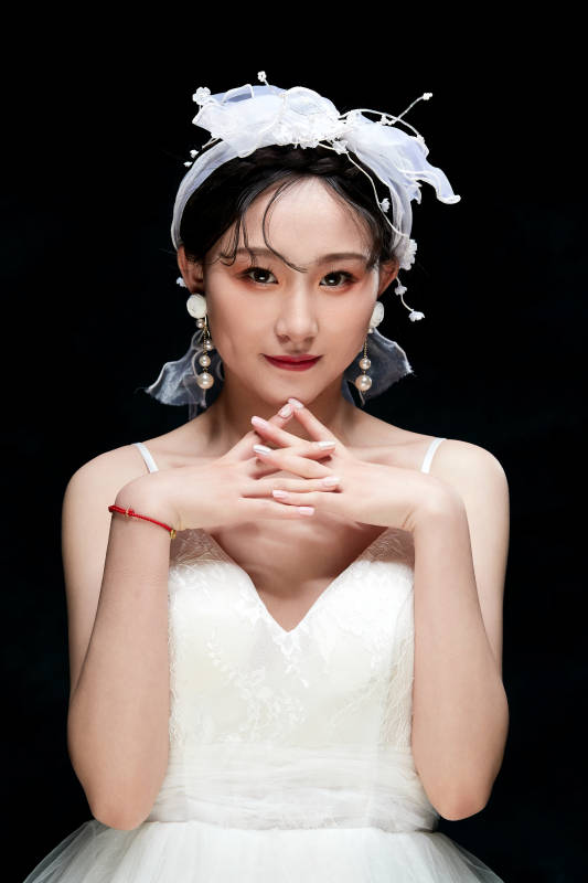 黑色背景下的女性复古婚纱妆面图片