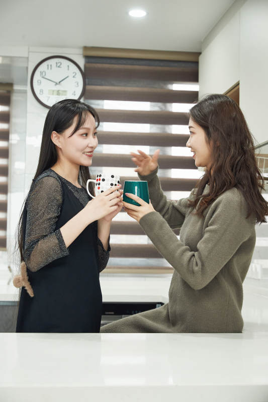 在餐厅喝咖啡闲聊的亚洲闺蜜图片