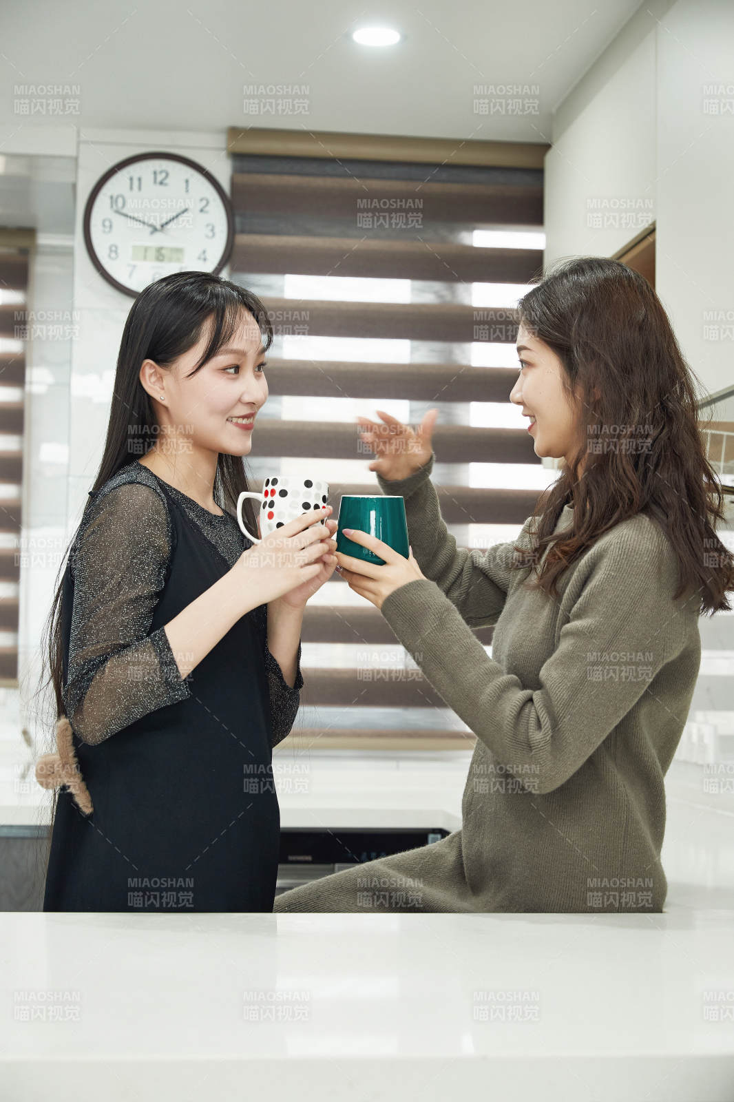 在餐厅喝咖啡闲聊的亚洲闺蜜图片