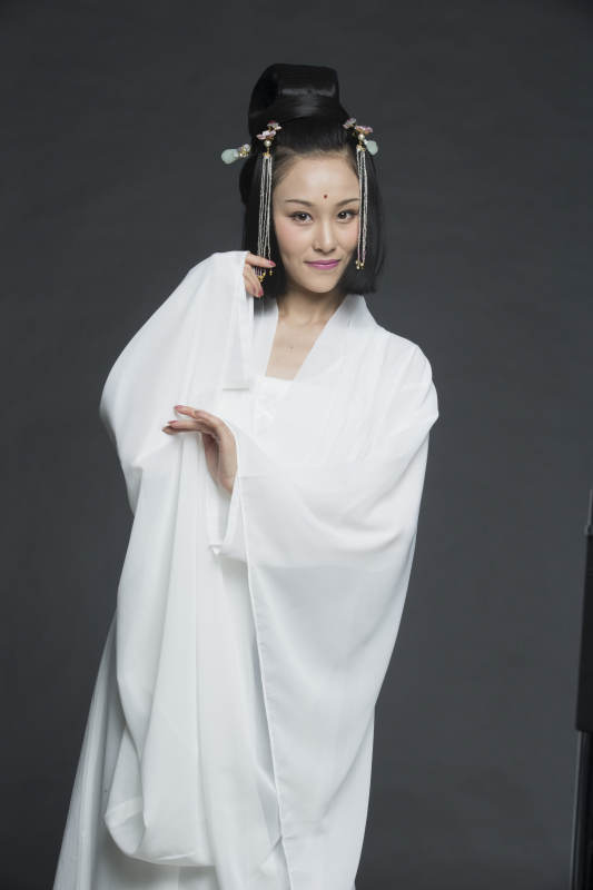 身穿古装的汉服女性人像汉服影棚拍摄图片