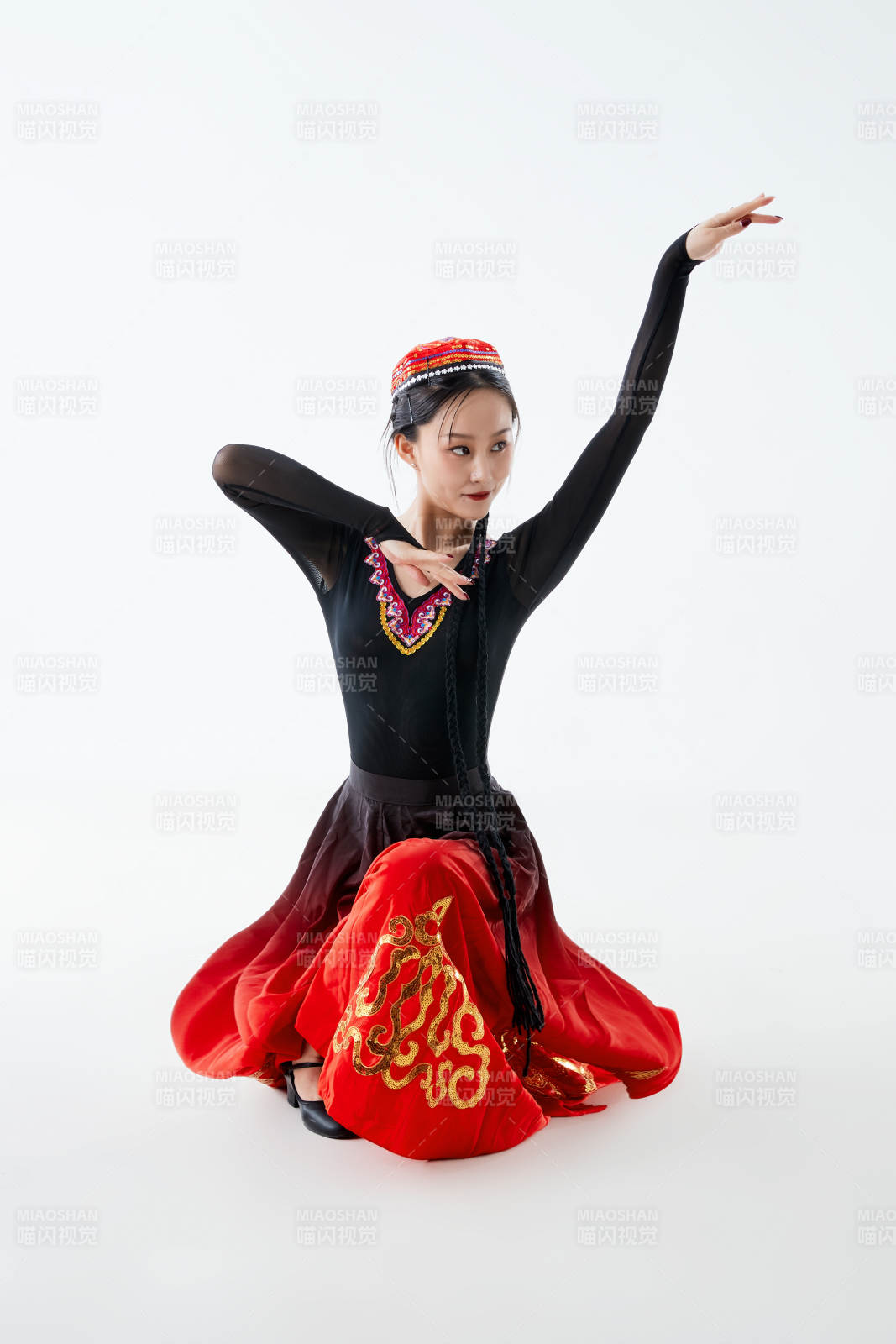 穿着新疆维吾尔族服饰跳舞的少女图片