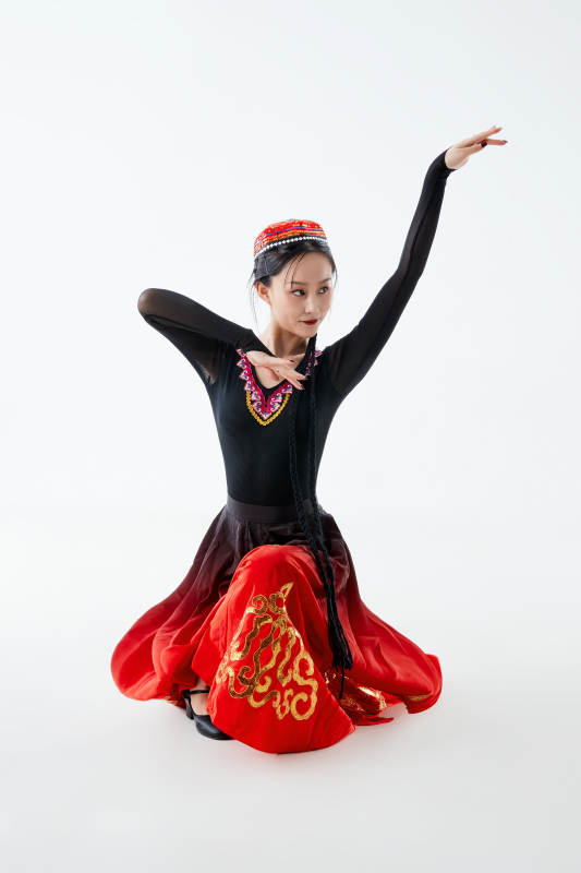 穿着新疆维吾尔族服饰跳舞的少女图片