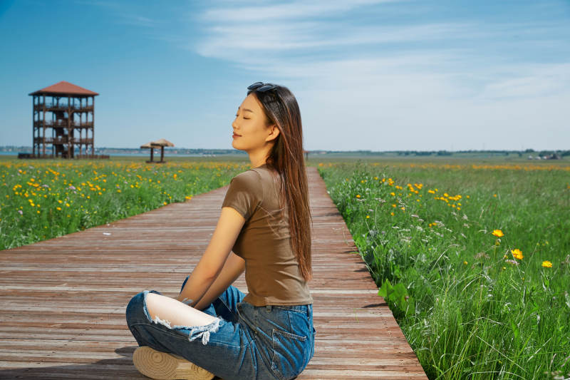 盛夏在草原湿地公园游玩的姑娘图片