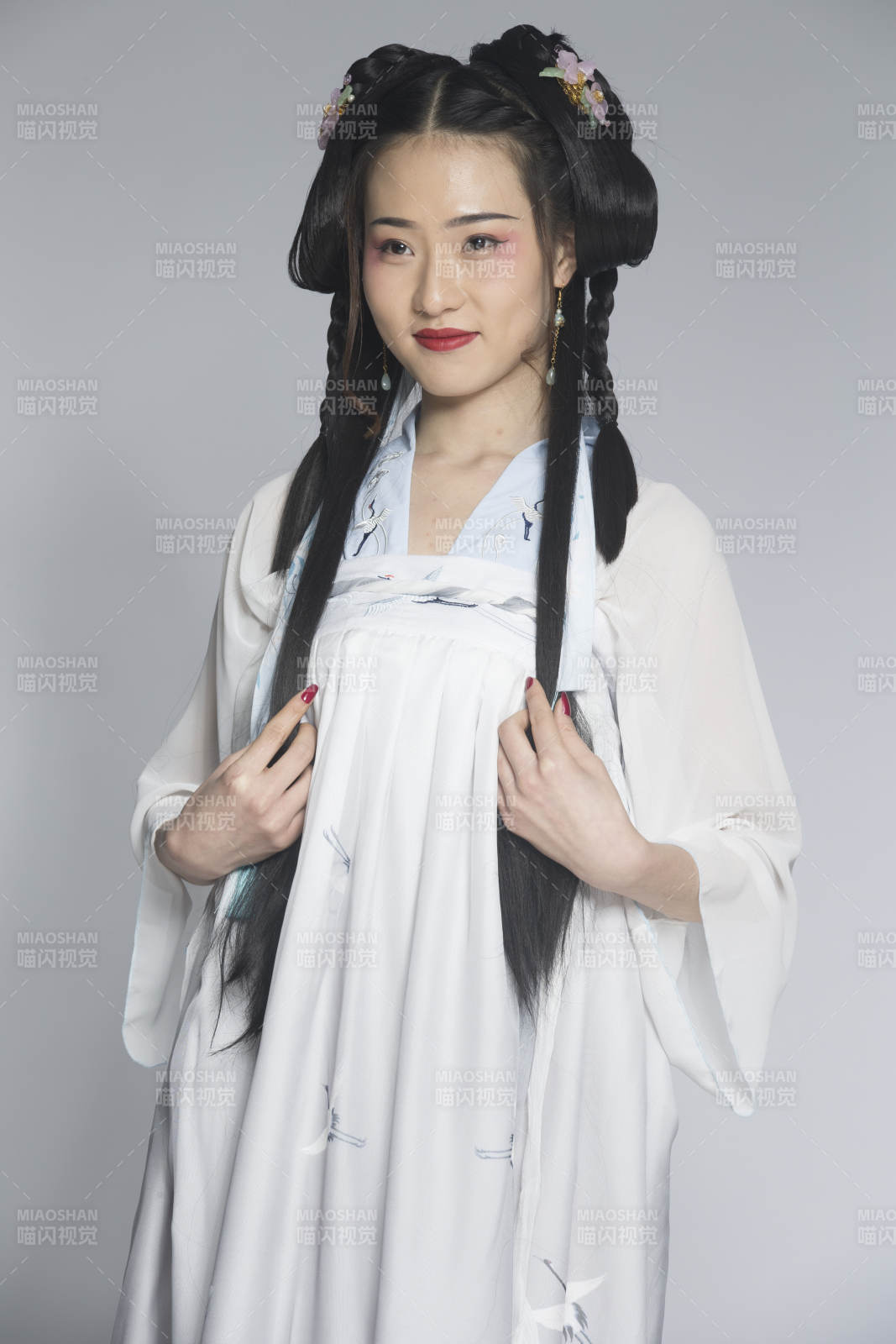 汉服风韵人像棚拍汉服少女图片