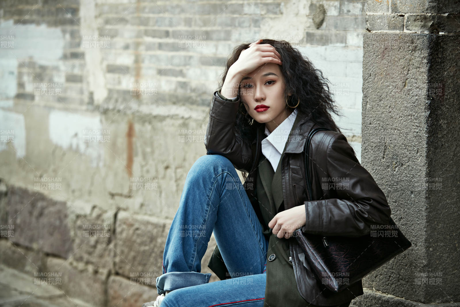 老旧城区里穿着复古港风的美丽清纯少女图片