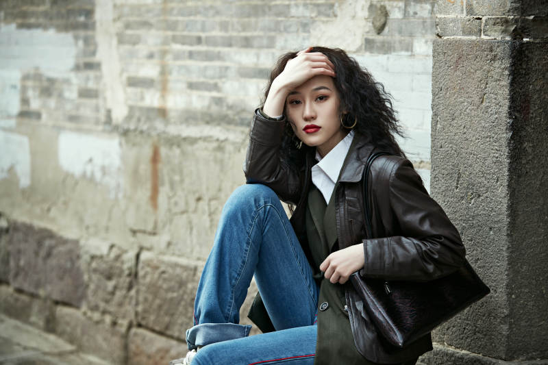 老旧城区里穿着复古港风的美丽清纯少女图片