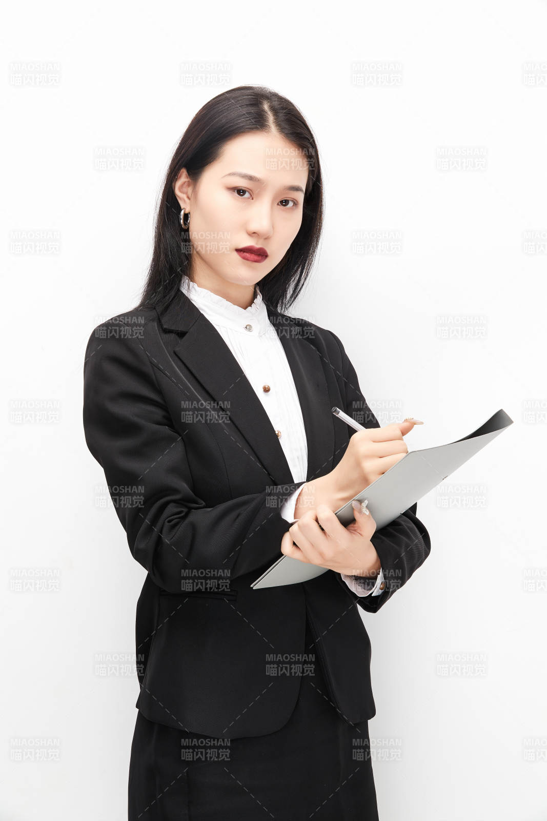 身穿西服拿着文件夹的美丽商务女士图片