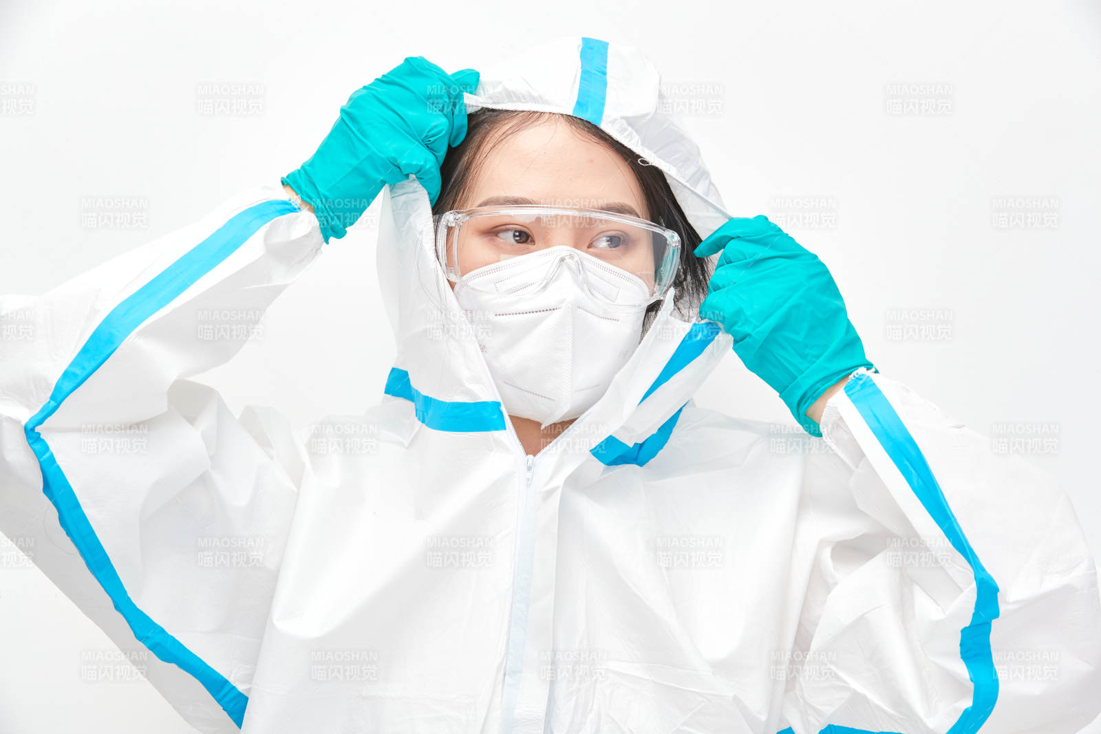 穿白色防护服佩戴护目镜口罩的女性医疗人员图片