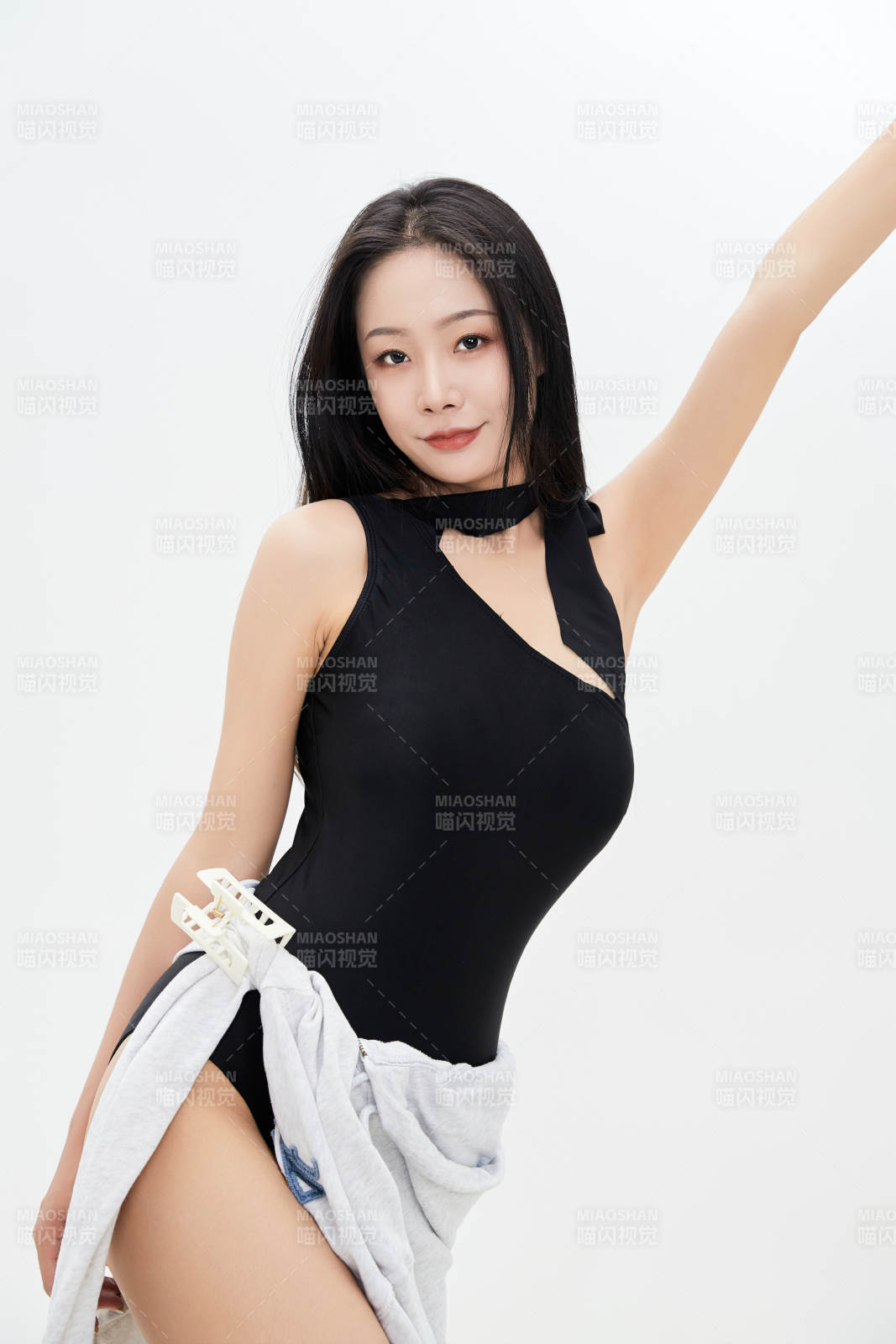 穿着运动泳装的亚洲美女图片