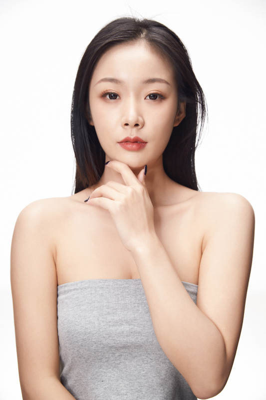 亚洲美女面部特写化妆护肤图片