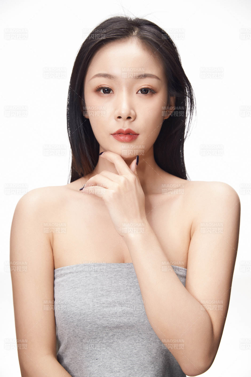 亚洲美女面部特写化妆护肤图片