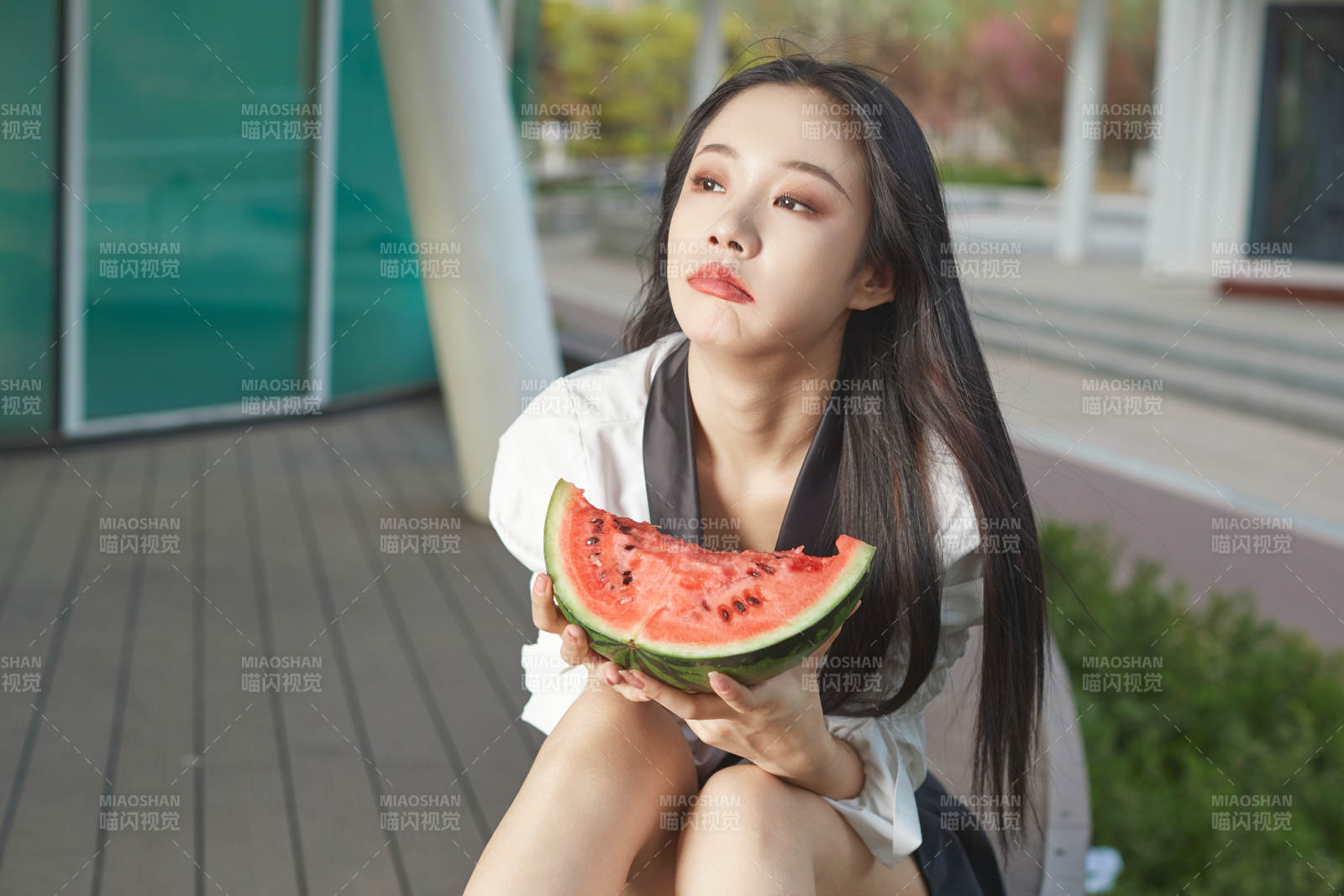 初夏户外公园吃西瓜的可爱少女图片