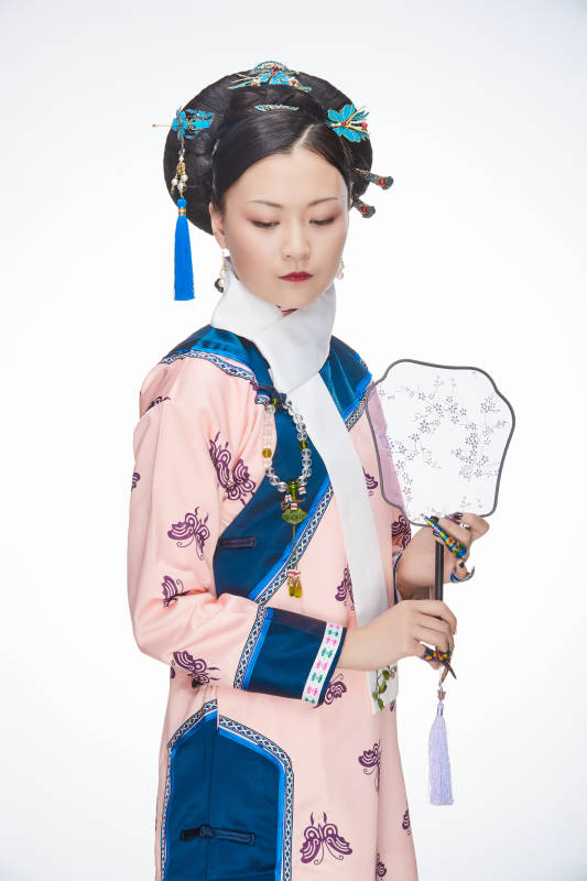 白色背景下的清代女性古装造型清朝古装图片