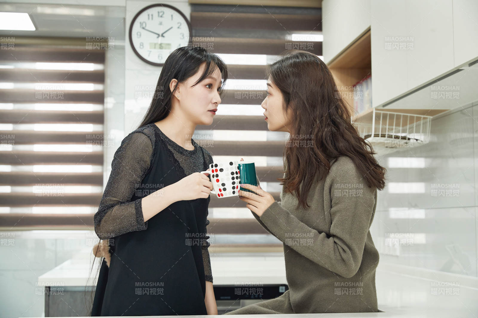 在餐厅喝咖啡闲聊的亚洲闺蜜图片