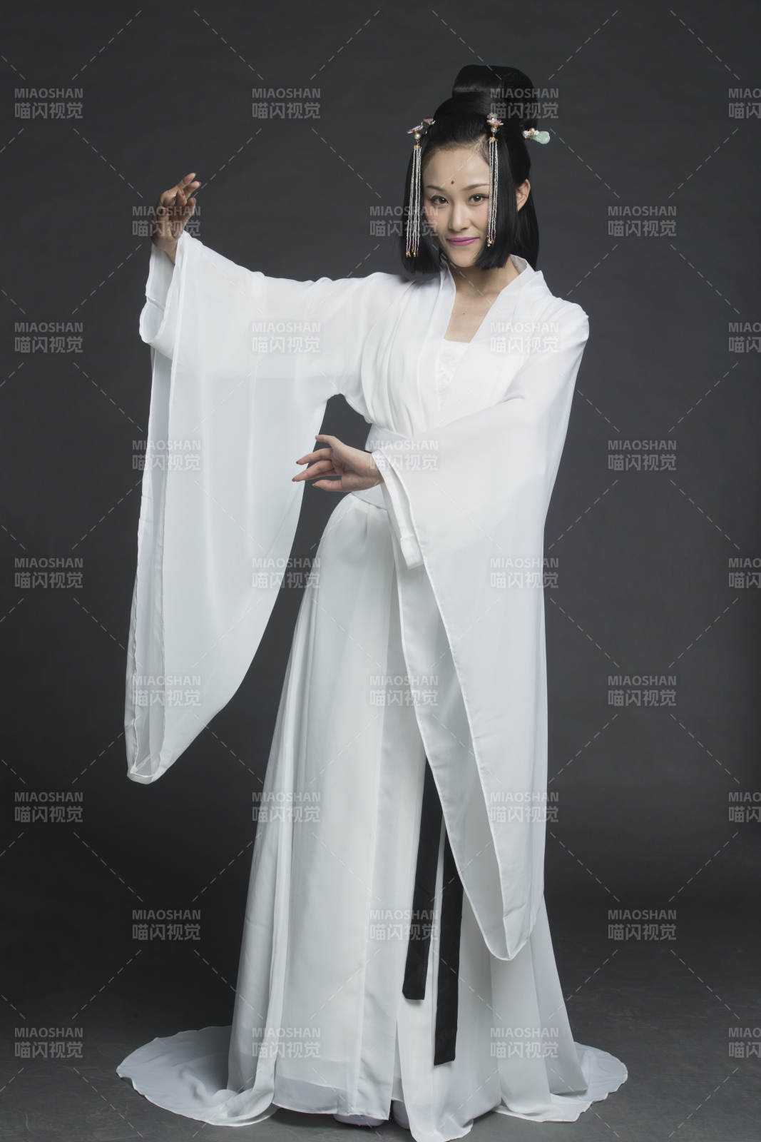 身穿古装的汉服女性人像汉服影棚拍摄图片