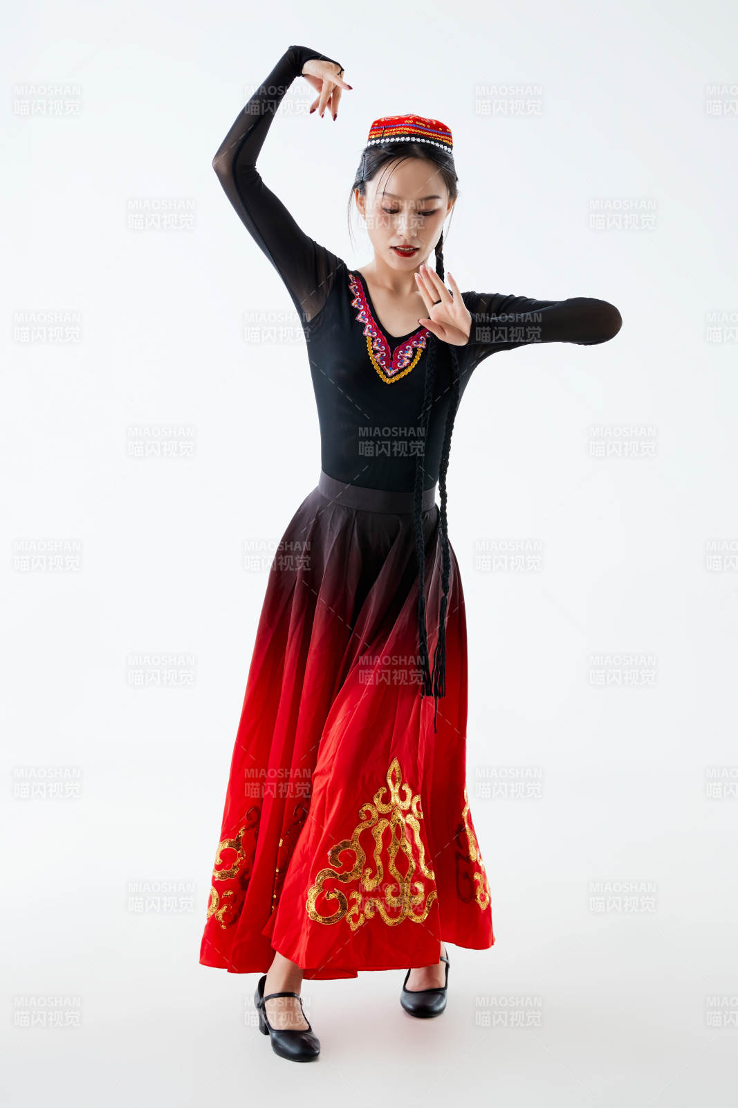 穿着新疆维吾尔族服饰跳舞的少女图片