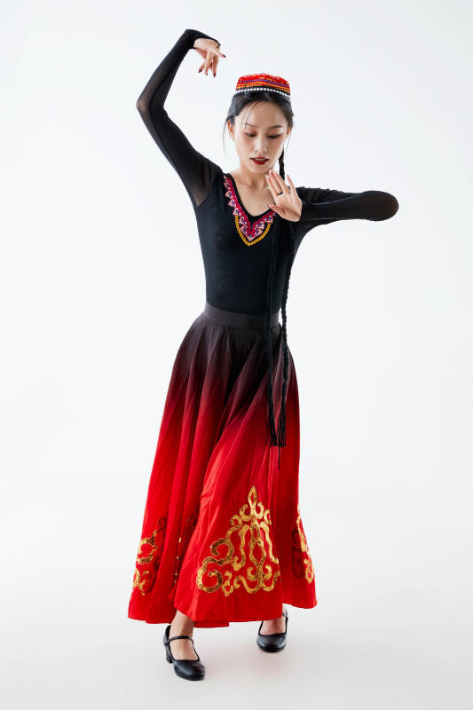 穿着新疆维吾尔族服饰跳舞的少女图片