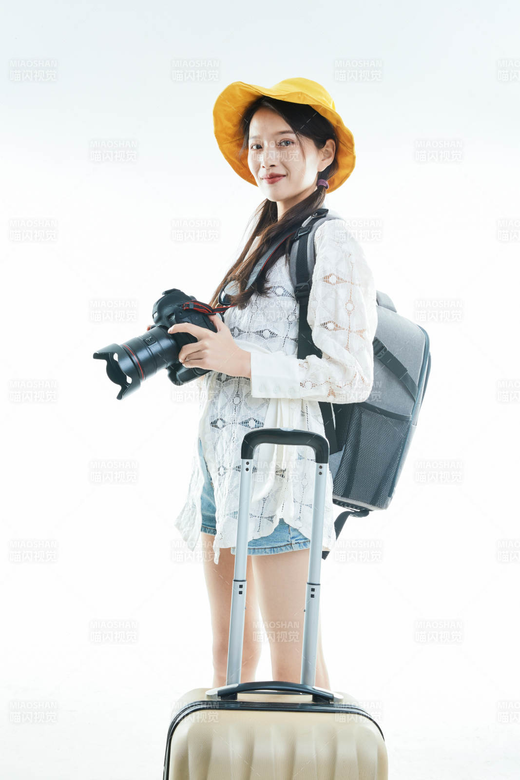 白色背景下准备出发旅行的美丽东方女大学生图片