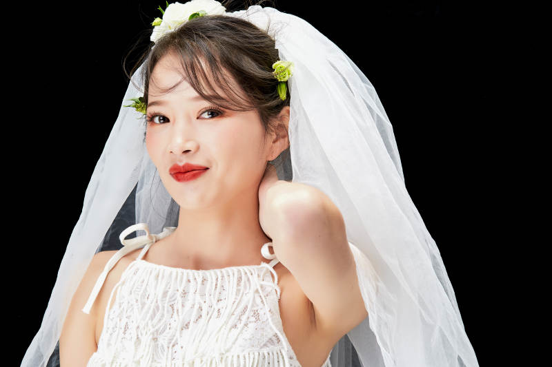 黑色背景下的美妆新娘彩妆人像图片