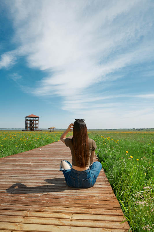 盛夏在草原湿地公园游玩的姑娘图片