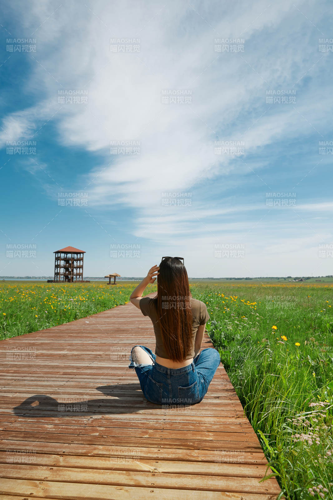 盛夏在草原湿地公园游玩的姑娘图片