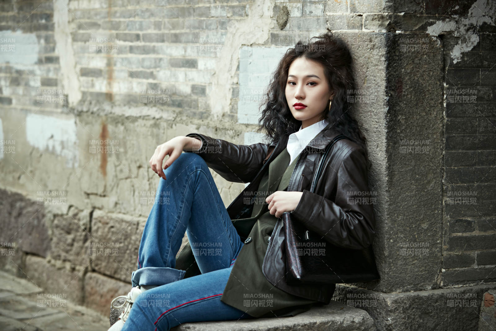 老旧城区里穿着复古港风的美丽清纯少女图片