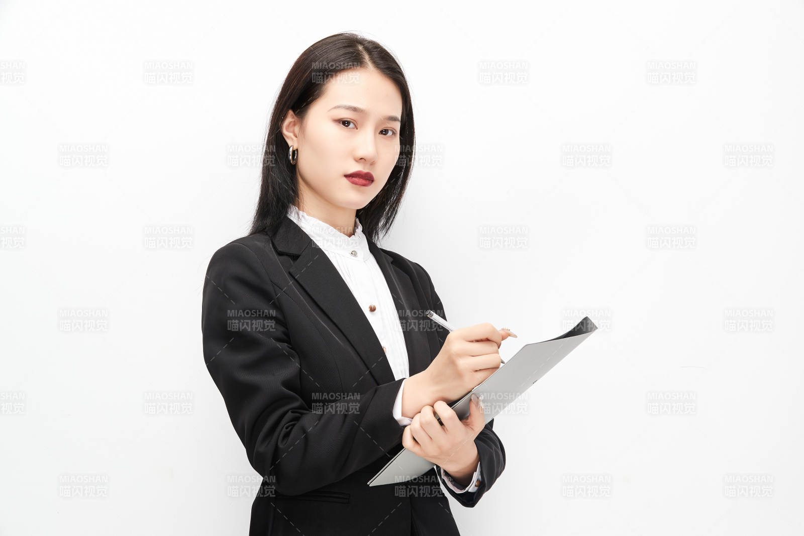 身穿西服拿着文件夹的美丽商务女士图片