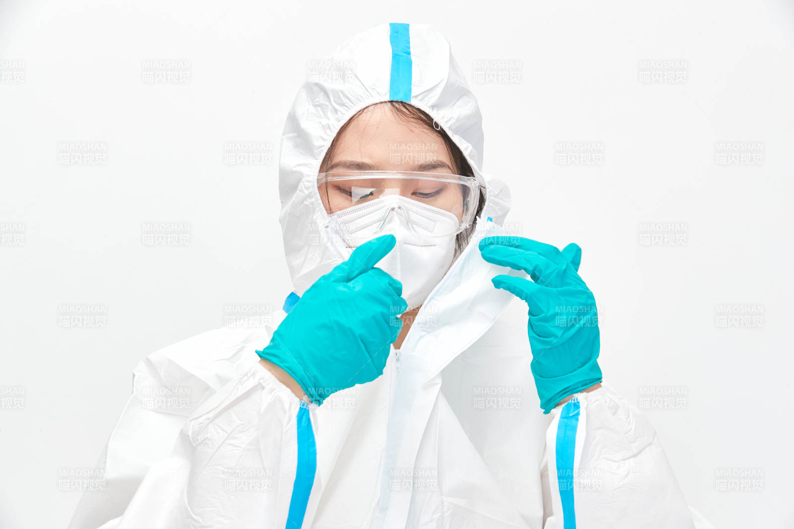 穿白色防护服佩戴护目镜口罩的女性医疗人员图片