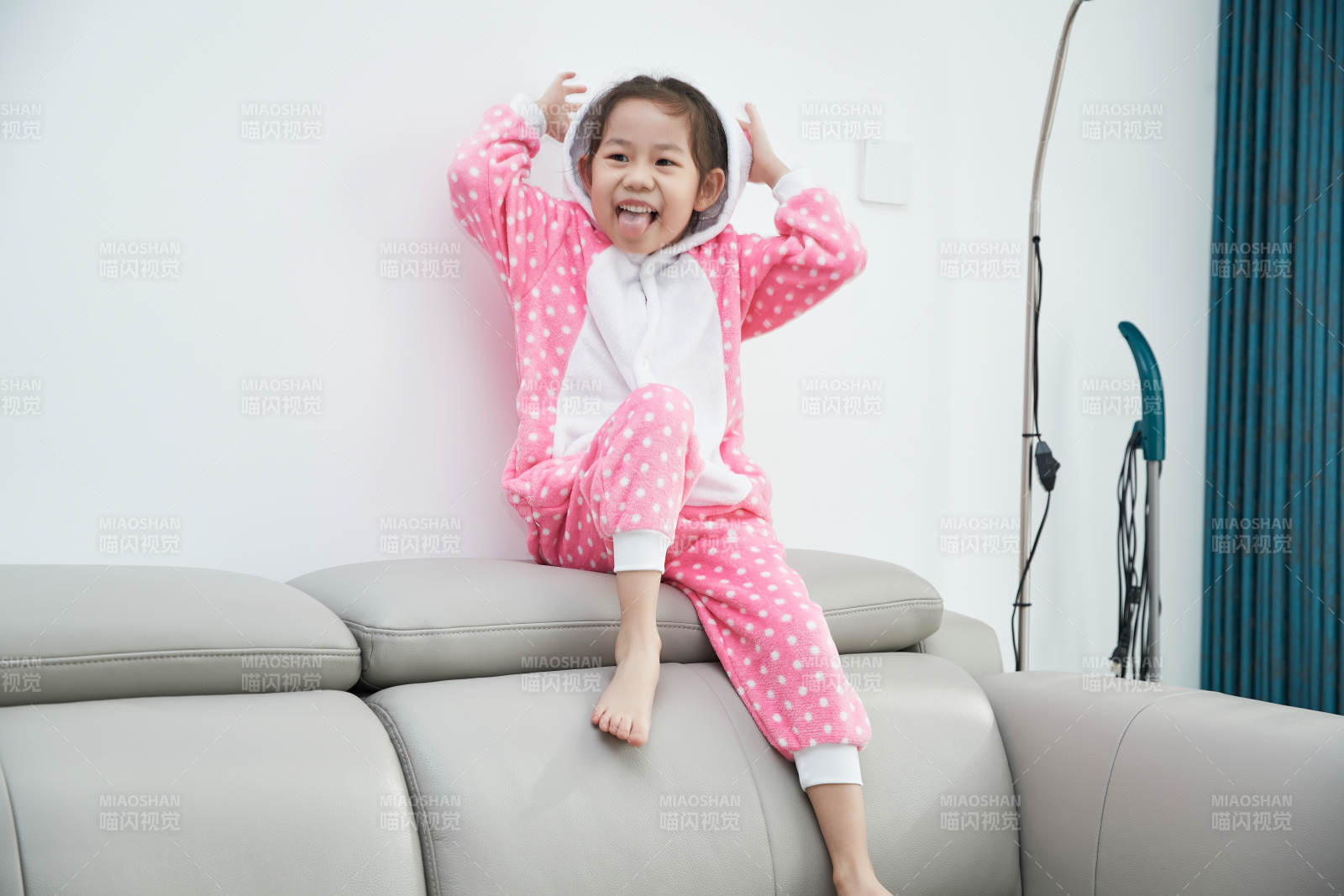 在家玩耍的亚洲小女孩图片