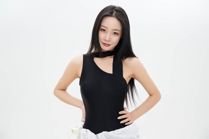 穿着运动泳装的亚洲美女图片