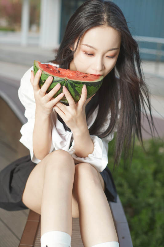 初夏户外公园吃西瓜的可爱少女图片