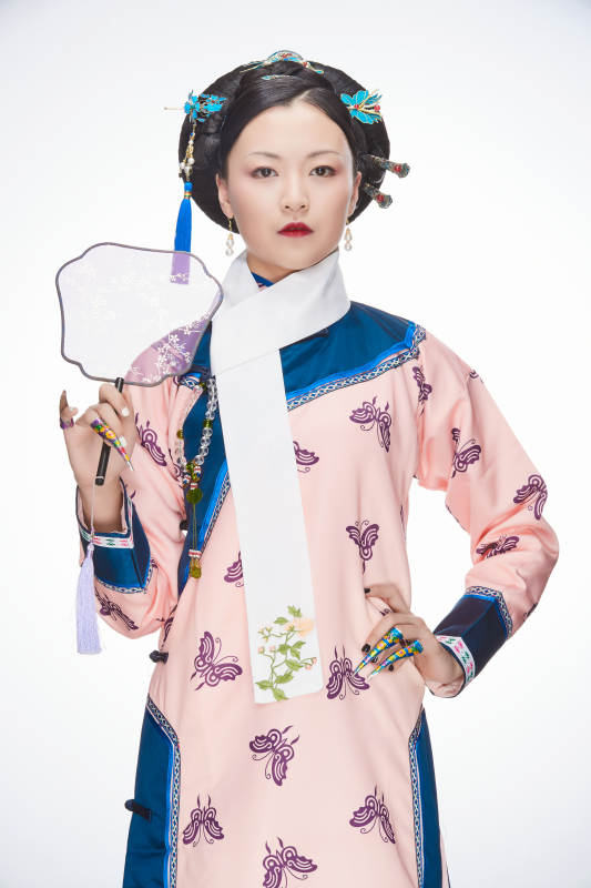 白色背景下的清代女性古装造型清朝古装图片