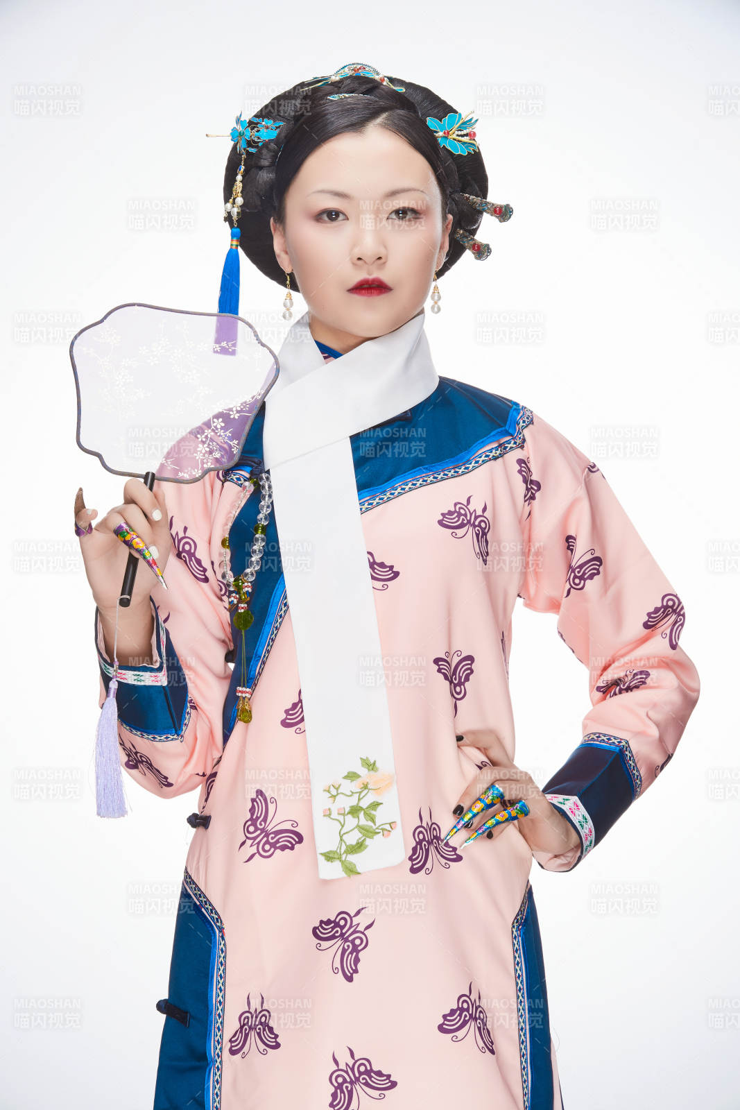 白色背景下的清代女性古装造型清朝古装图片