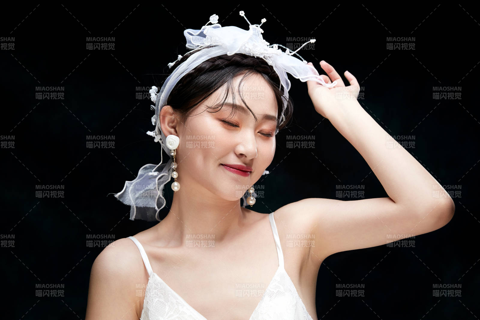 黑色背景下的女性复古婚纱妆面图片