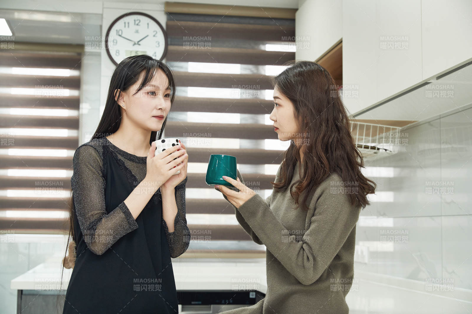 在餐厅喝咖啡闲聊的亚洲闺蜜图片