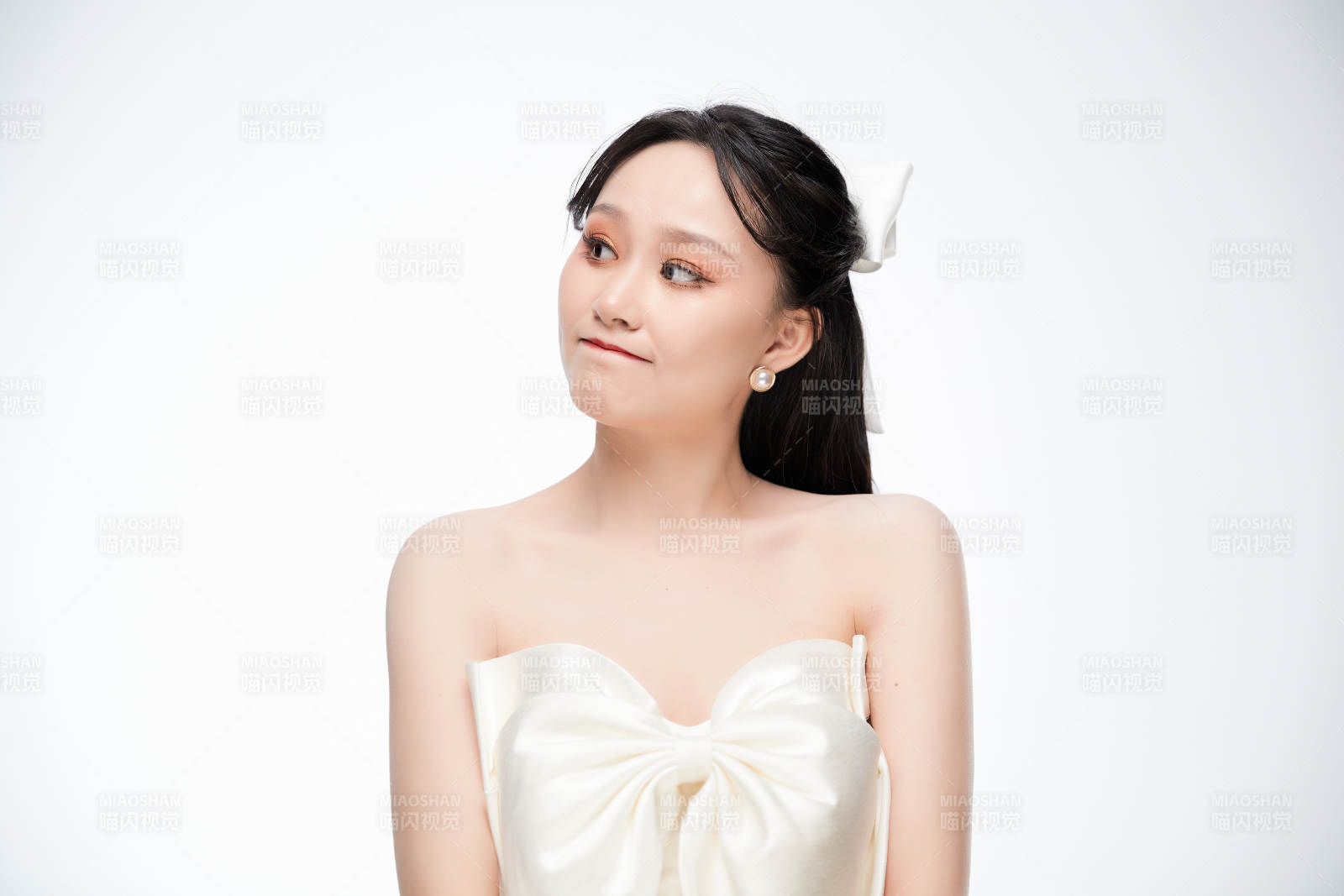 女性婚纱妆面图片