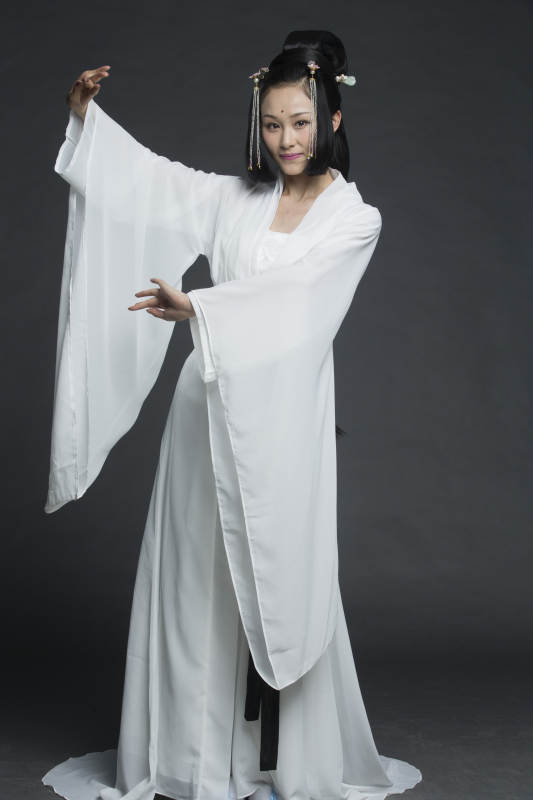 身穿古装的汉服女性人像汉服影棚拍摄图片