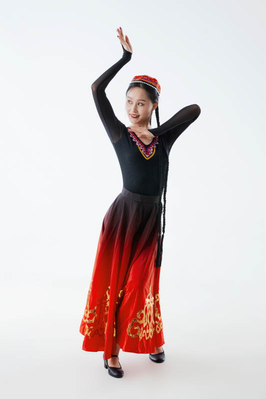 穿着新疆维吾尔族服饰跳舞的少女图片