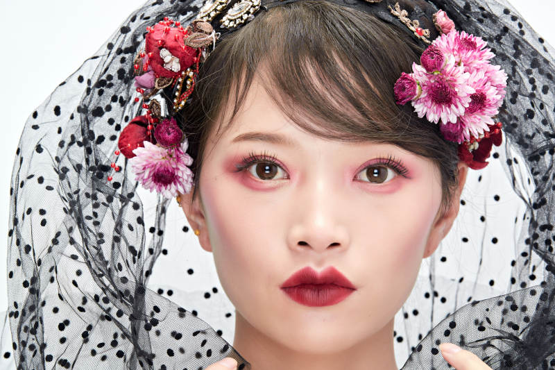 白色背景下的新娘彩妆美女人像图片