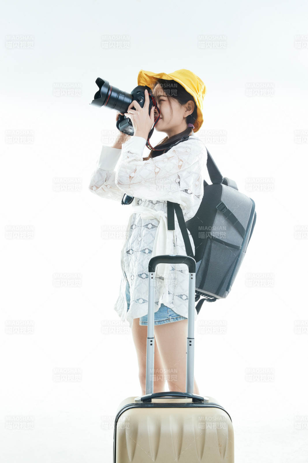 白色背景下准备出发旅行的美丽东方女大学生图片