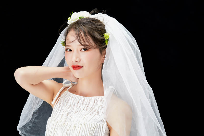 黑色背景下的美妆新娘彩妆人像图片