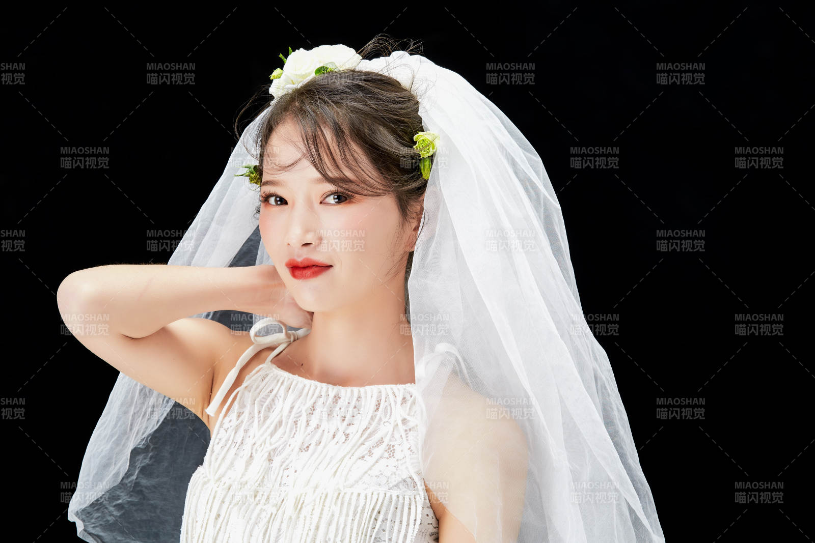 黑色背景下的美妆新娘彩妆人像图片