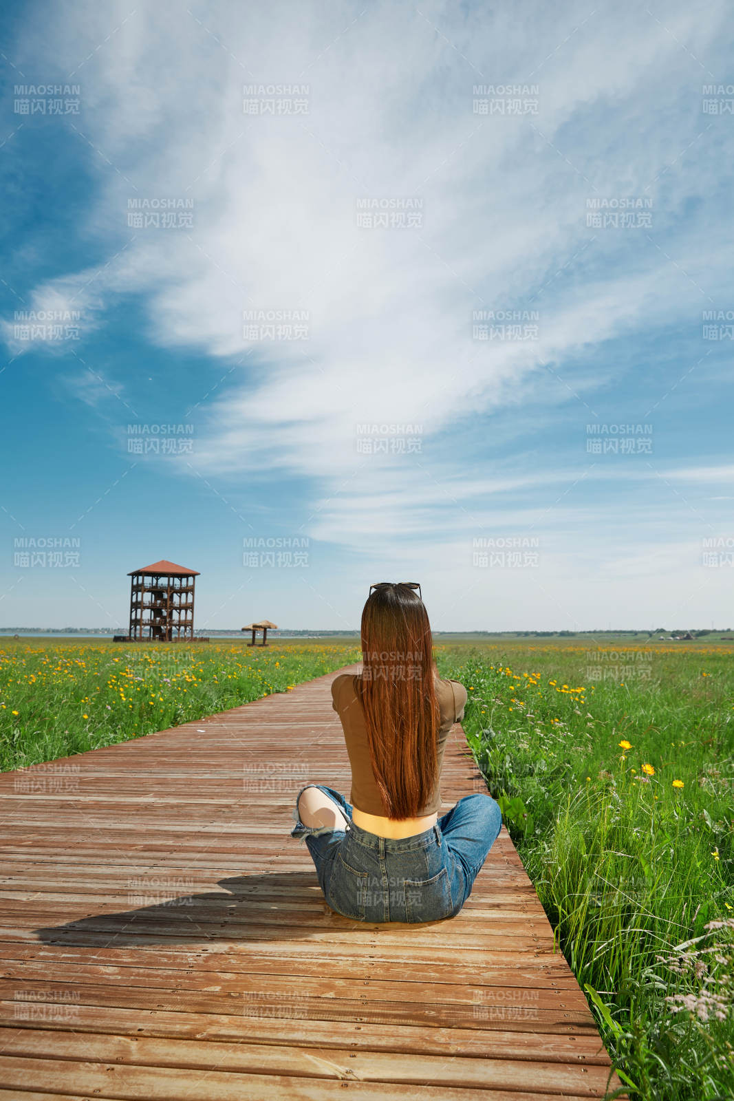 盛夏在草原湿地公园游玩的姑娘图片
