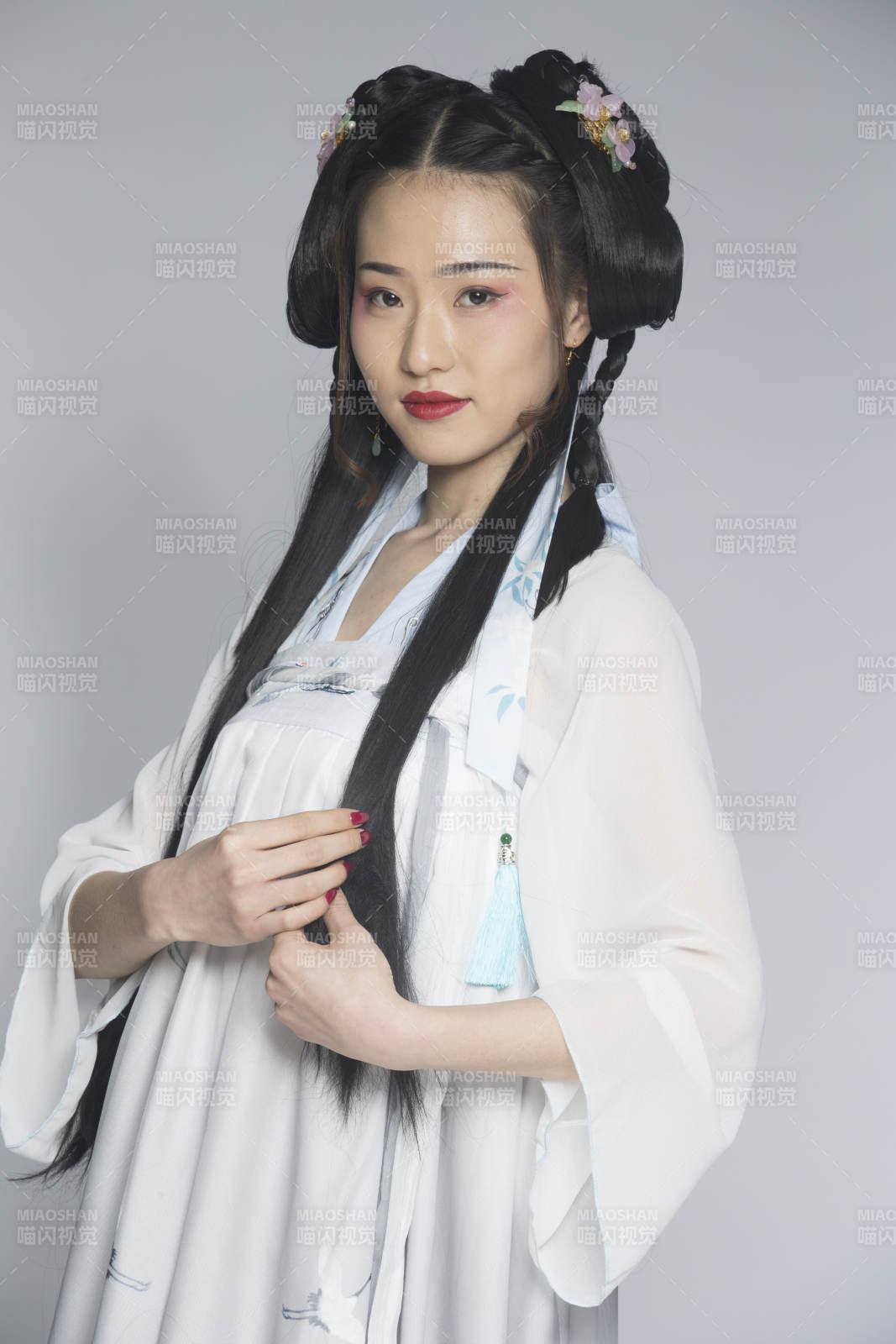 汉服风韵人像棚拍汉服少女图片