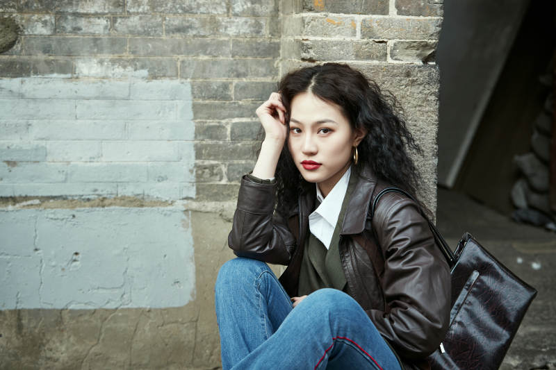 老旧城区里穿着复古港风的美丽清纯少女图片