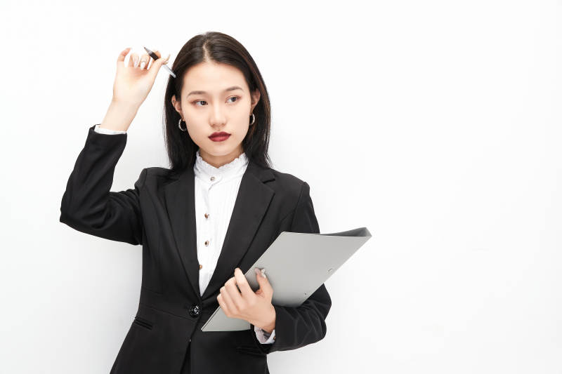 身穿西服拿着文件夹的美丽商务女士图片