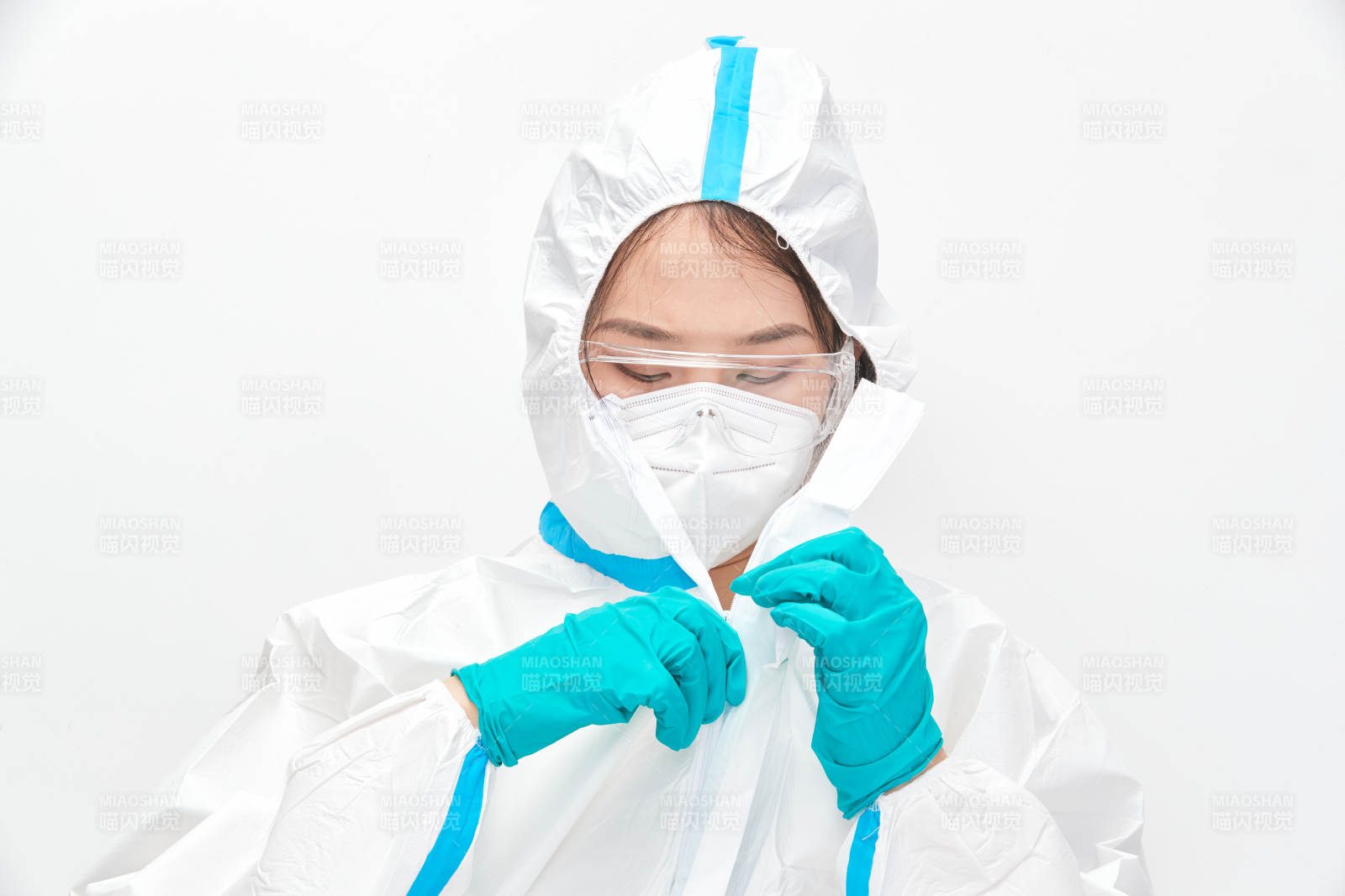 穿白色防护服佩戴护目镜口罩的女性医疗人员图片