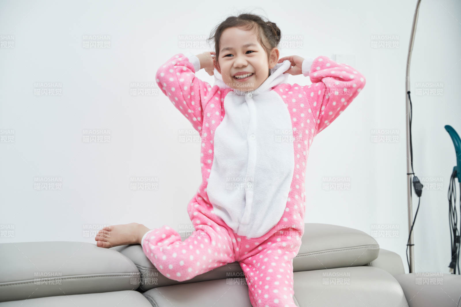 在家玩耍的亚洲小女孩图片